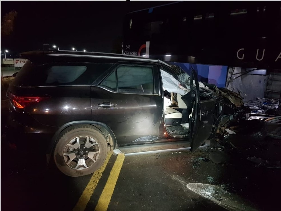 Motorista de caminhonete bateu contra um ônibus na BR-316 em Bacabal — Foto: Divulgação/Polícia Rodoviária Federal