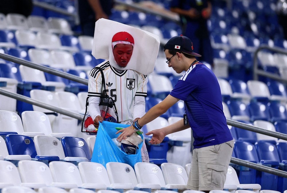 Limpeza de torcedores japoneses na Copa do Mundo gera debate sobre divisão de tarefas domésticas