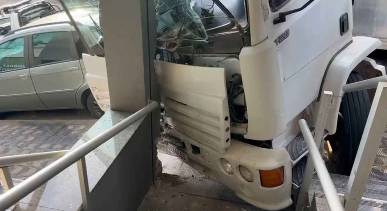VÍDEO mostra caminhão desgovernado atingindo carro estacionado e fachada de loja em Divinópolis