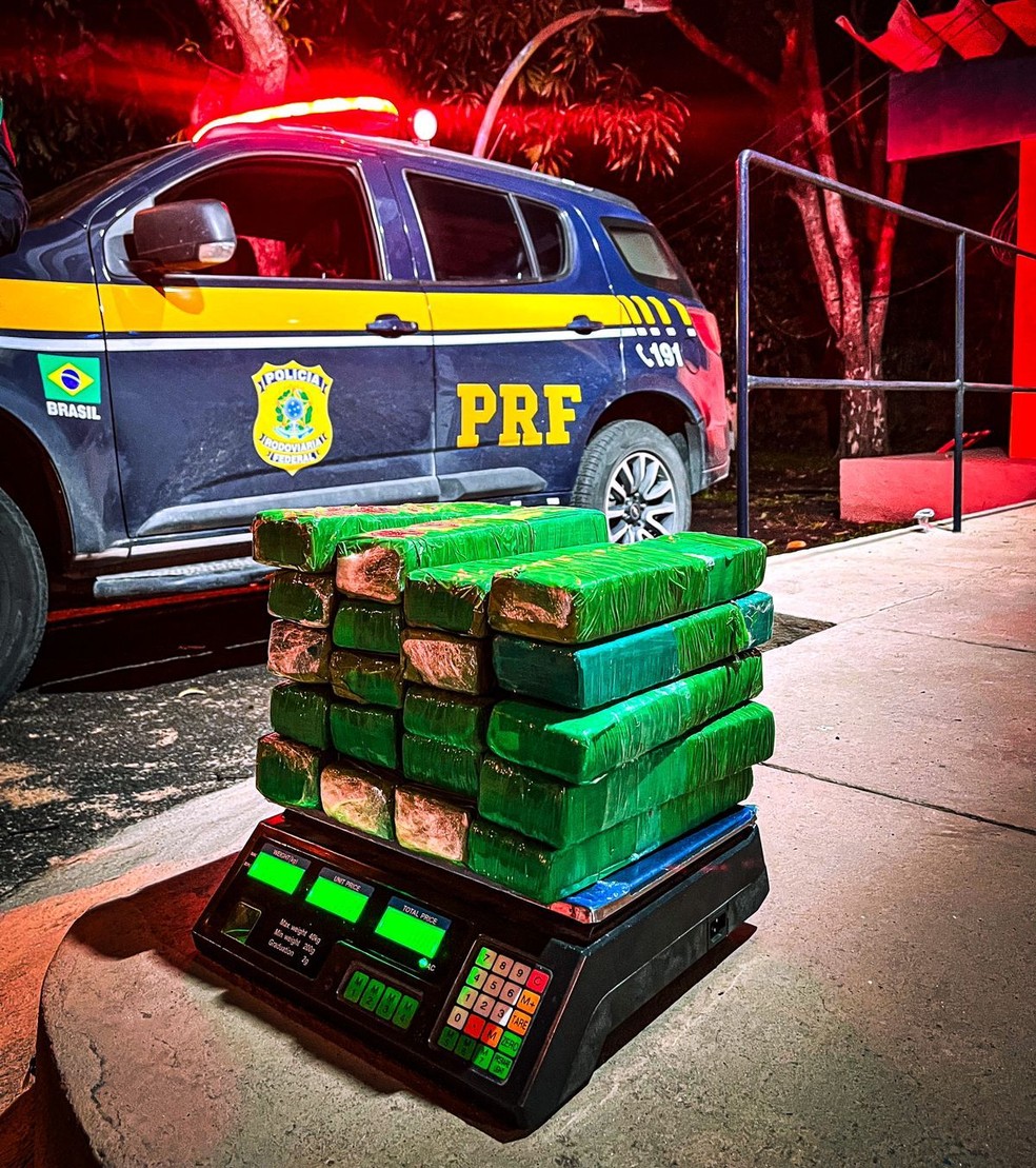 Maconha foi encontrada pela PRF dentro de mochila, e passageiro foi levado para a delegacia em Campos — Foto: PRF