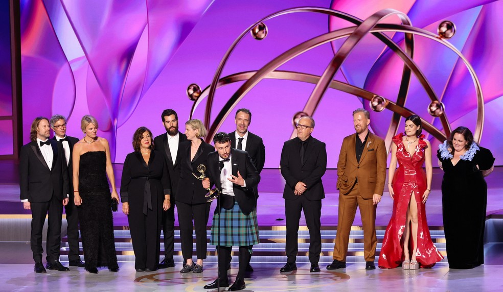 Equipe e elenco de 'Bebê Rena' recebem Emmy 2024 de melhor minissérie — Foto: Mario Anzuoni/Reuters