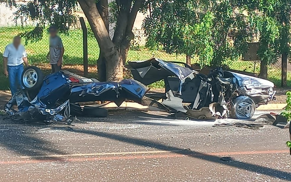 Em São Joaquim da Barra, SP, carro fica partido ao meio após motorista bater contra árvore — Foto: Redes Sociais