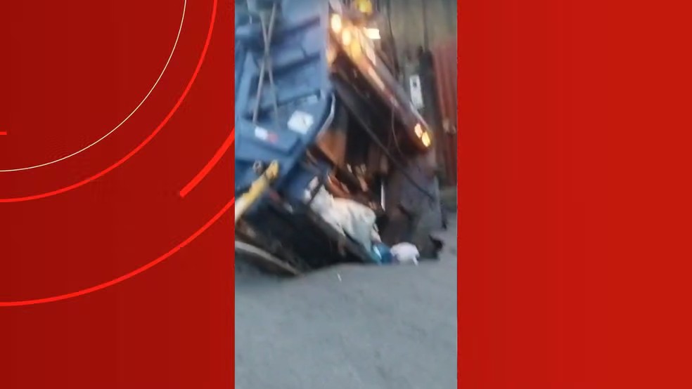 Após 13h, caminhão que foi 'engolido' por cratera segue preso na Zona Oeste de Manaus; VÍDEO 