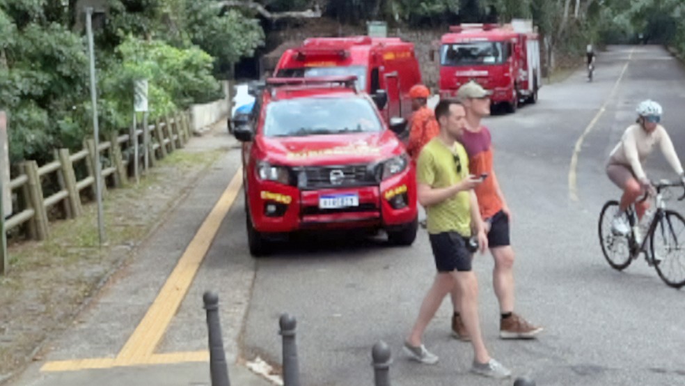 Bombeiros estacionam na Vista Chinesa para resgate após queda de helicóptero — Foto: Reprodução
