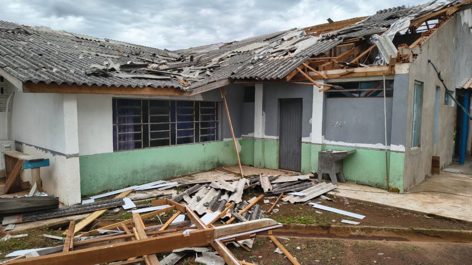 Temporais danificam mais de 1,3 mil casas, deixam milhares de pessoas afetadas e suspendem aulas no Paraná
