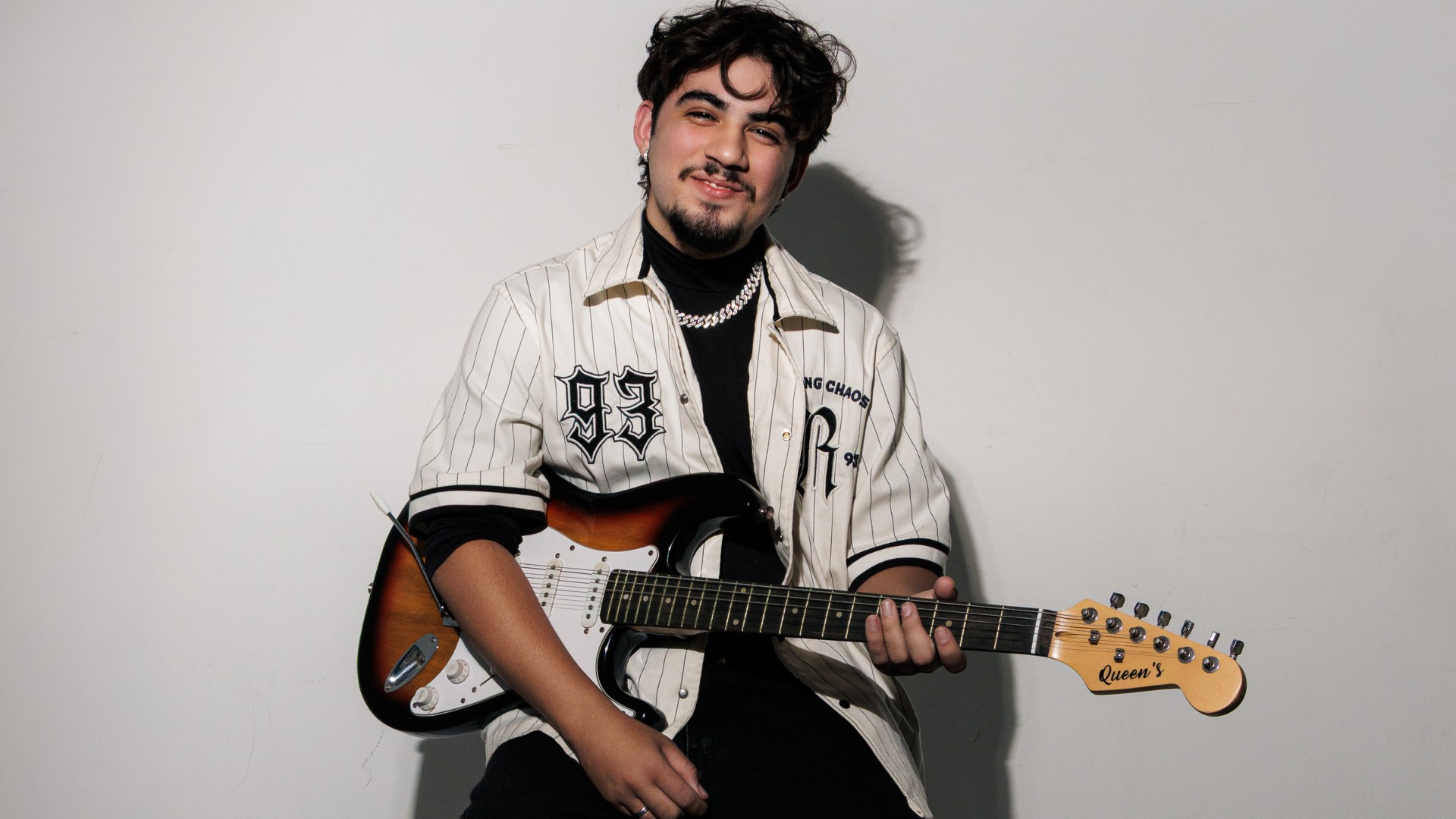 Jovem transforma cantorias no chuveiro em carreira musical ao lançar projeto autoral produzido no interior de SP: 'Sonho de infância'