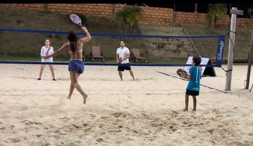 Zilda Francisca Rafael Abbud (saltando) joga beach tennis com o neto — Foto: Arquivo pessoal