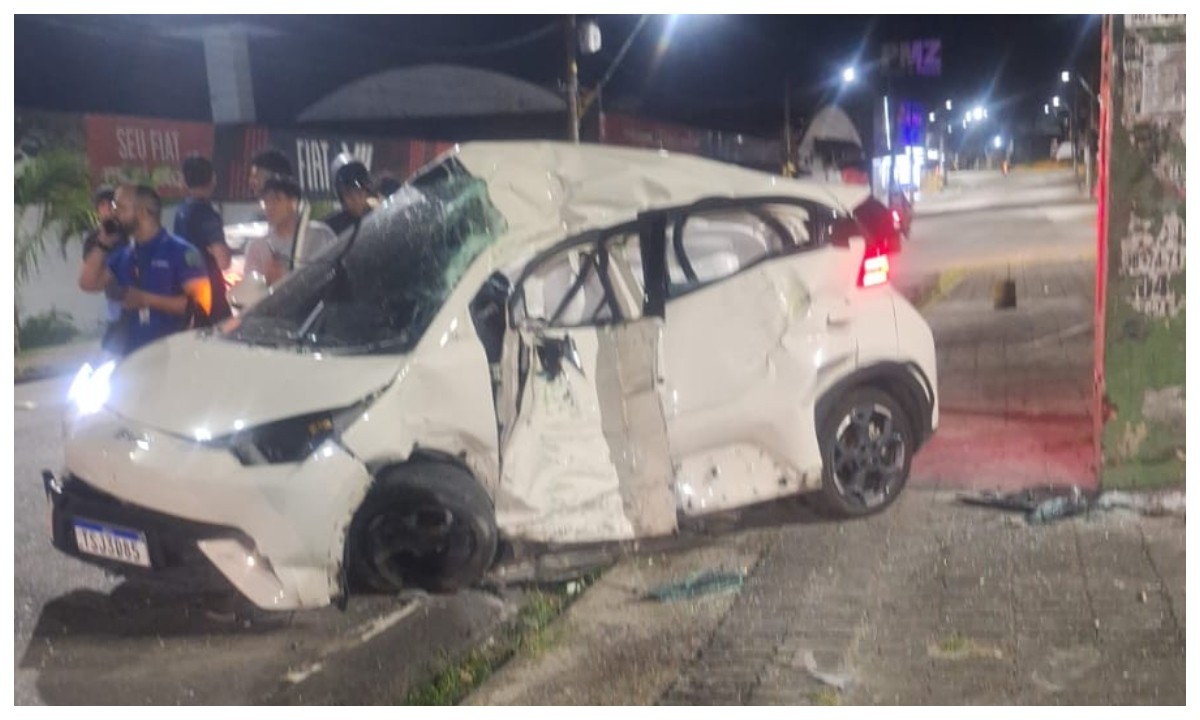 Homem morre após acidente que destruiu carro na Avenida Djalma Batista, em Manaus