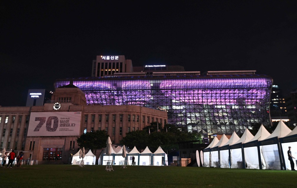 Prefeitura de Seul iluminada em roxo para as comemorações de 10 anos de BTS — Foto: Jung Yeon-je/AFP