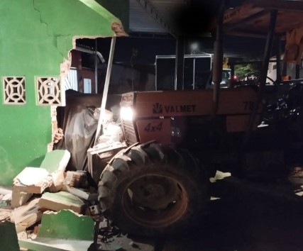 Trator desgovernado, dirigido por motorista embriagado, mata motociclista e fere mulher em Penedo