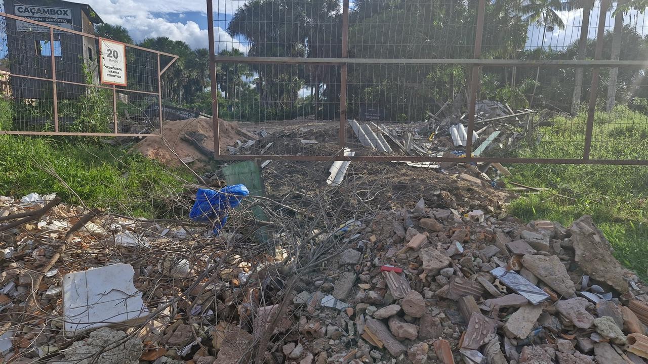 Moradores denunciam possível descarte irregular de entulhos próximo a igarapé no bairro Urumari, em Santarém, no PA