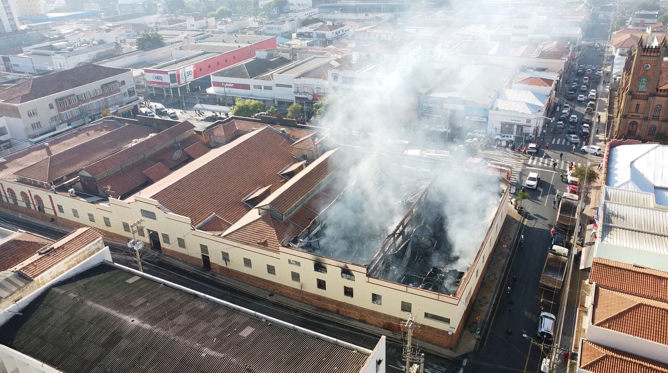 VÍDEO: imagens aéreas mostram destruição após incêndio no Mercadão Municipal de Piracicaba 