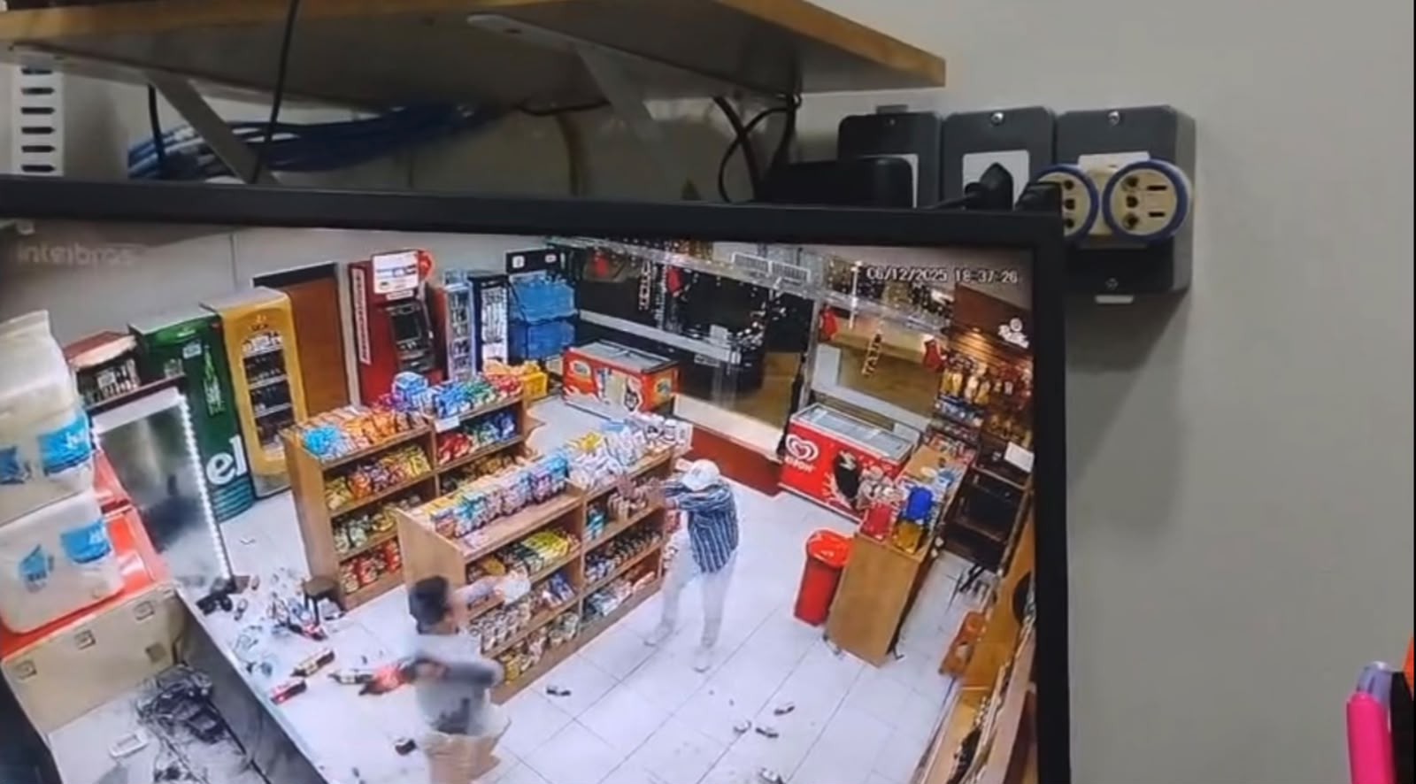 Vídeo mostra policial militar à paisana agredindo funcionário e quebrando objetos em loja de Manaus