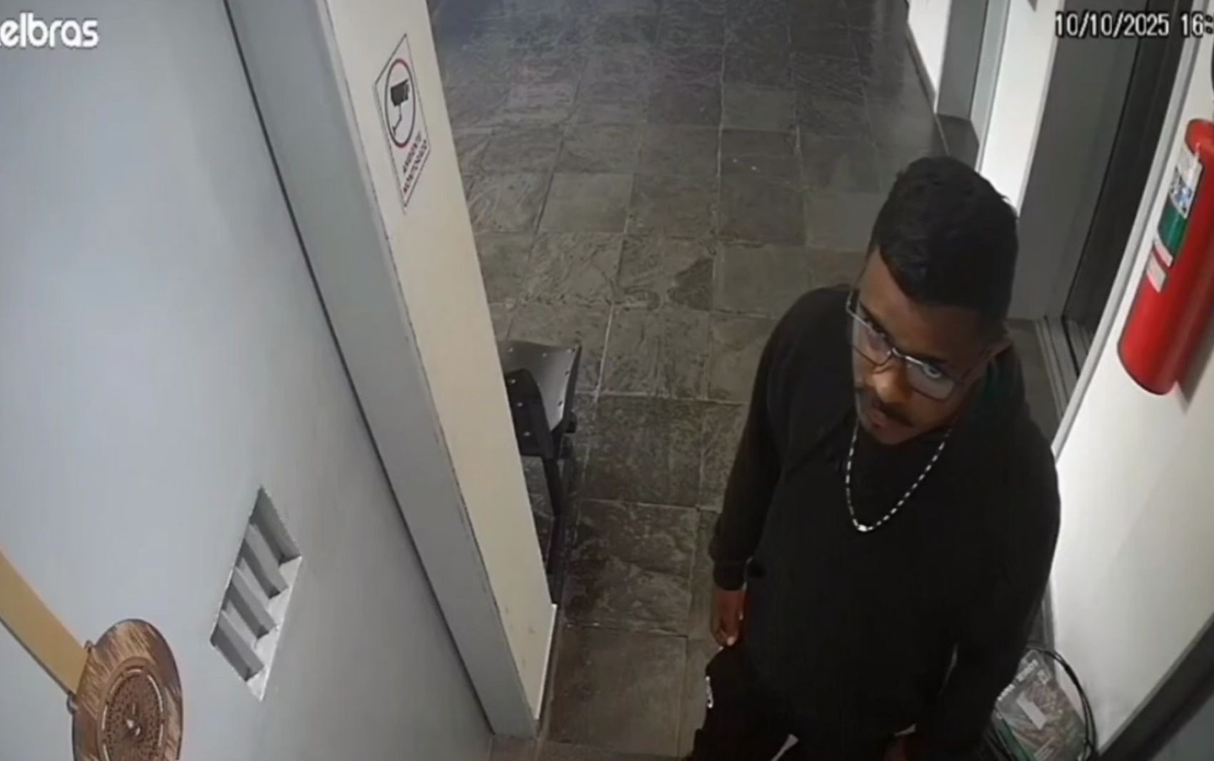 Suspeito de assaltar joalheria em Monte Alto, SP, fingiu ser cliente e pediu pingente de Jesus Cristo; VÍDEO