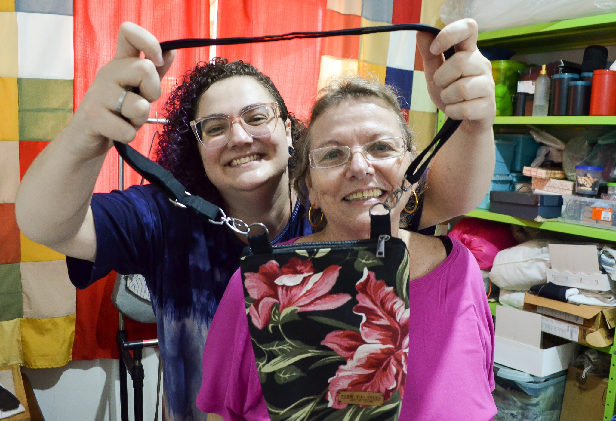 Mãe e filha transformam retalhos de tecidos descartados em bolsas únicas no interior de SP: 'Foco na sustentabilidade'
