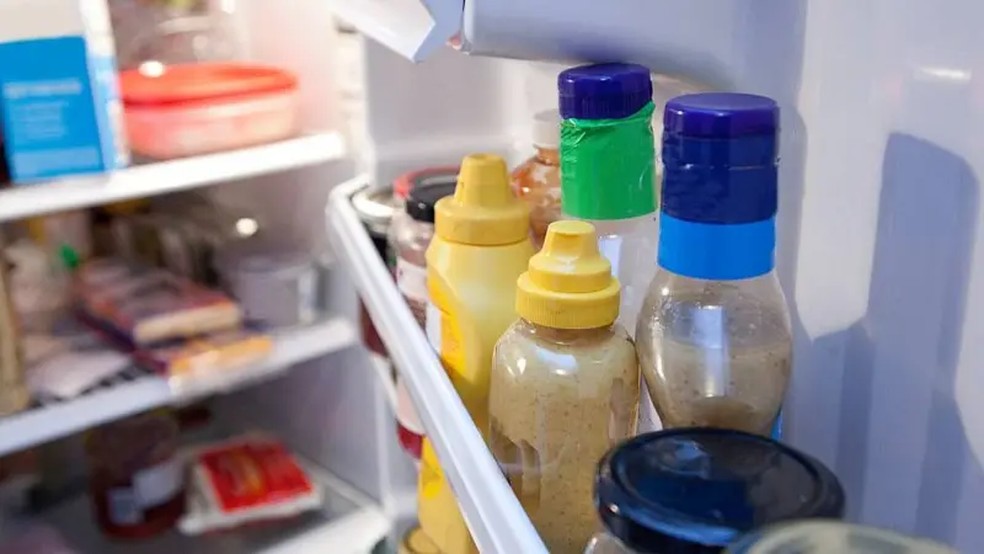 O ideal é guardar produtos menos perecíveis na porta da geladeira, onde a temperatura é maior — Foto: Getty Images via BBC