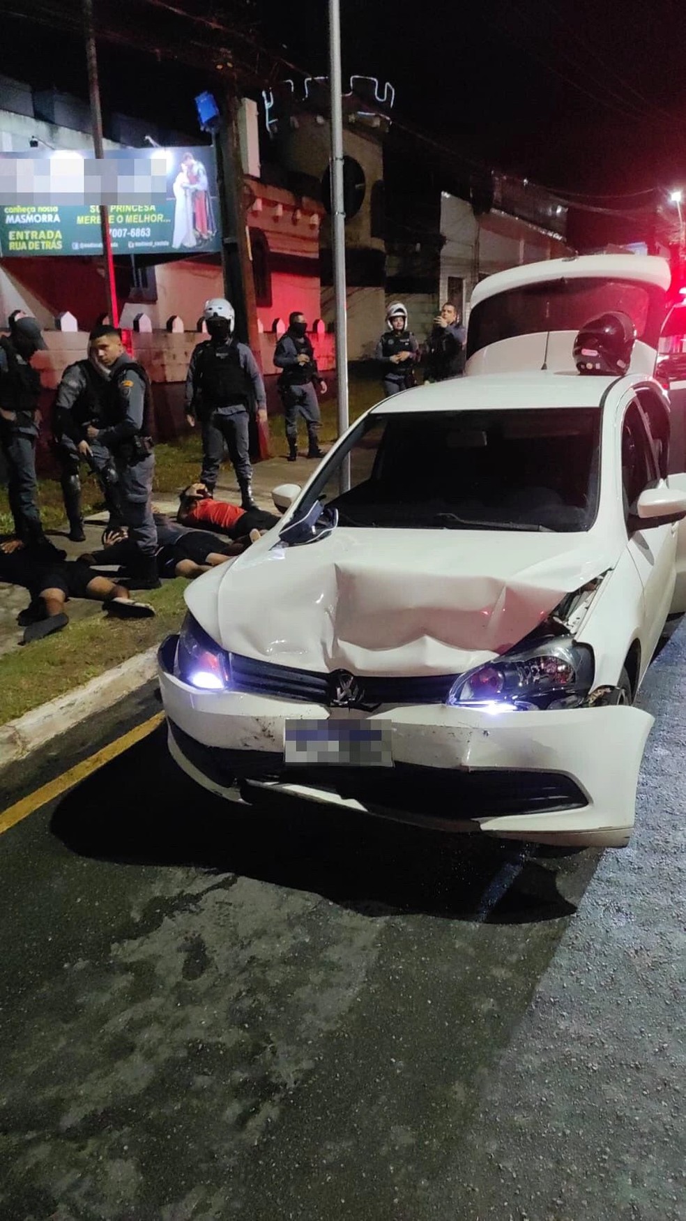 Um motorista de aplicativo foi rendido por assaltantes e colocado dentro do porta-malas do próprio carro nesse sábado (13) — Foto: Divulgação/40º BPM