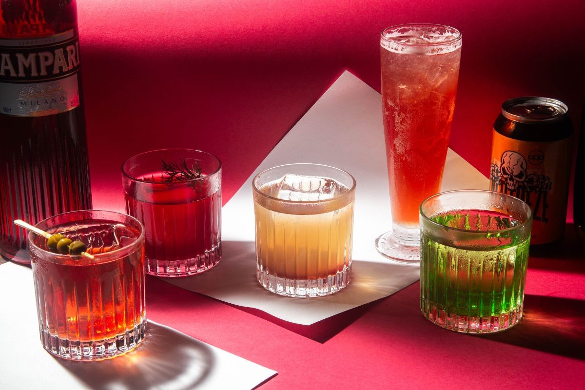 Com espumante de quiabo e cachaça de jurubeba, bares do litoral de SP criam releituras do Negroni