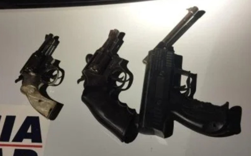 Armas apreendidas pela polícia durante o confronto em Juína (MT) — Foto: Polícia Militar