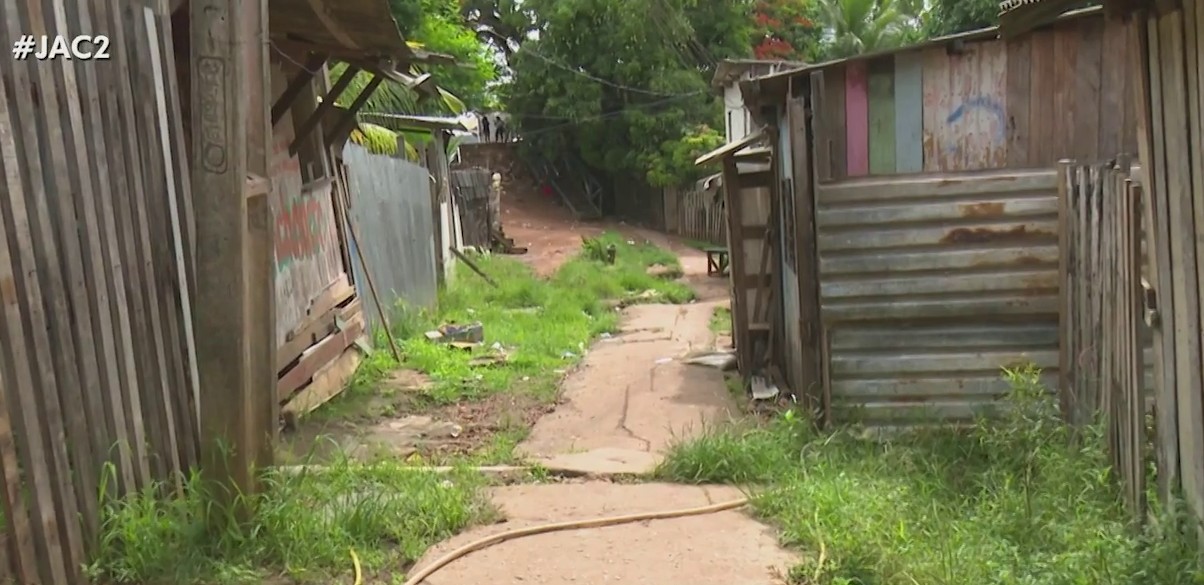 Prefeitura quer retirar famílias de área de risco em Rio Branco; moradores dizem ser contra saída