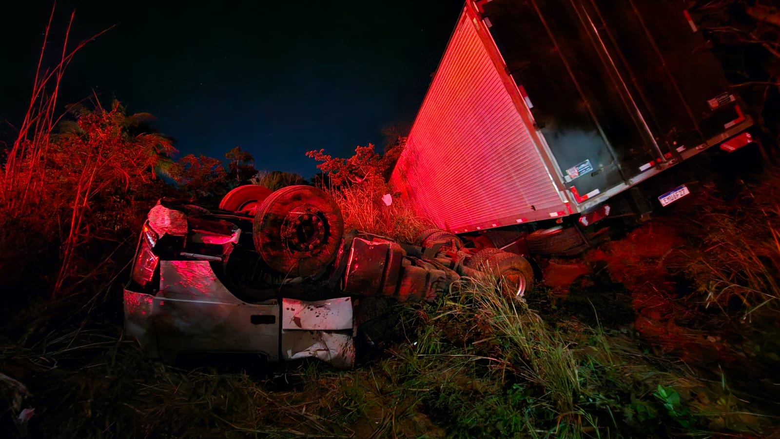 Motorista morre ao ficar preso às ferragens em capotamento de carreta na BR-135