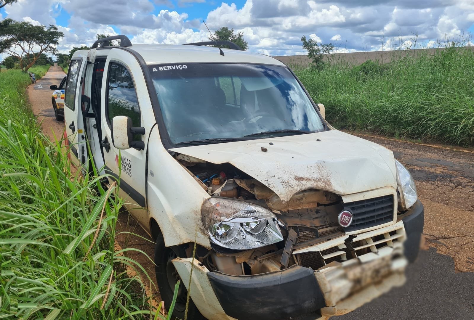 Ambulância que levava passageiros para consulta se envolve em acidente ao tentar desviar de java-porco na MG-188