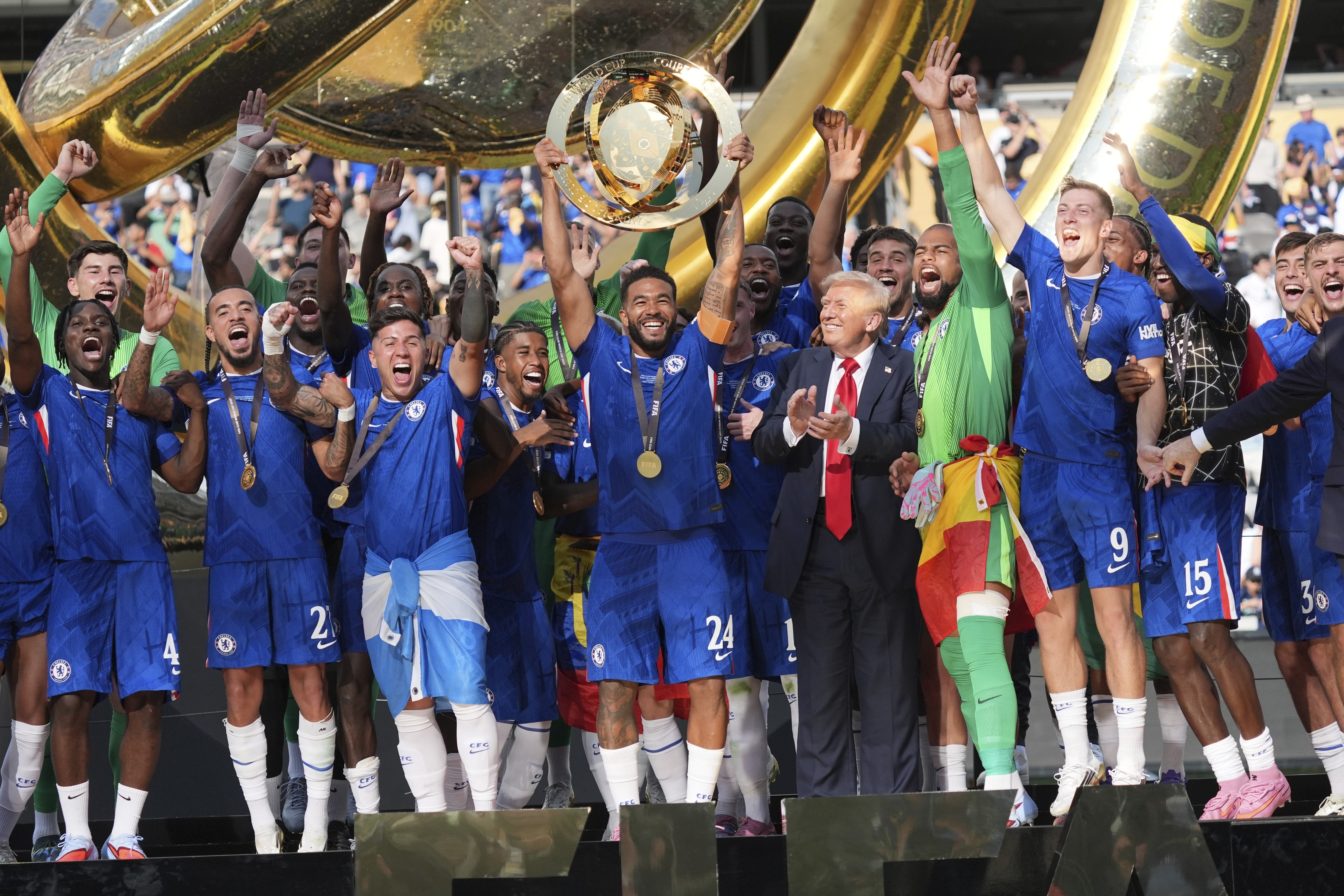 É #FAKE que Chelsea apagou Donald Trump da foto oficial de campeão da Copa do Mundo de clubes