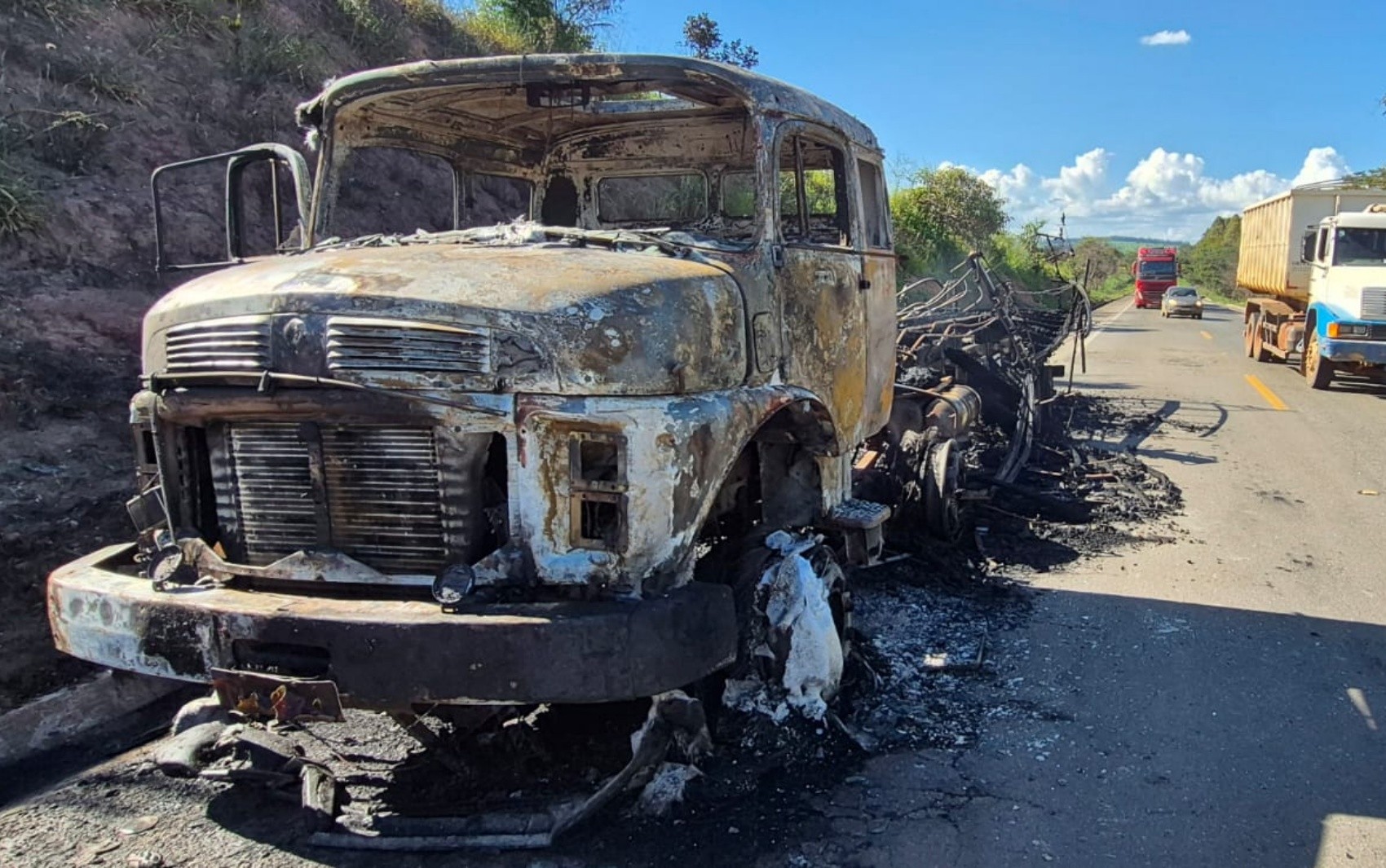 Caminhão pega fogo entre Cássia e Pratápolis e deixa MG-344 interditada por cerca de uma hora