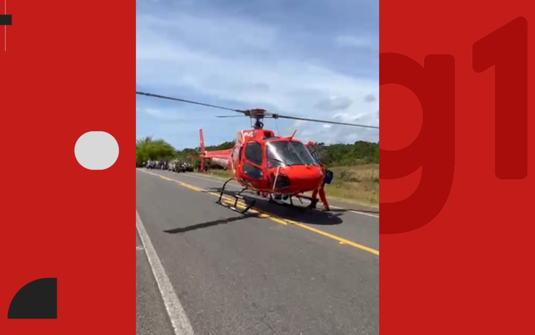 VÍDEO: helicóptero faz pouso no meio de rodovia na Bahia para transportar vítima de acidente 