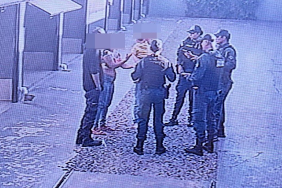 Menino de 2 anos encontrado em motel com a mãe e dois homens estava sem comer há um dia, diz polícia | Mato Grosso do Sul | G1