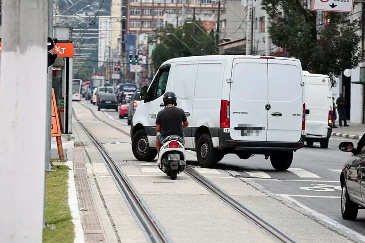 Invasão da faixa do VLT em Santos já rende multa e sete pontos na CNH 