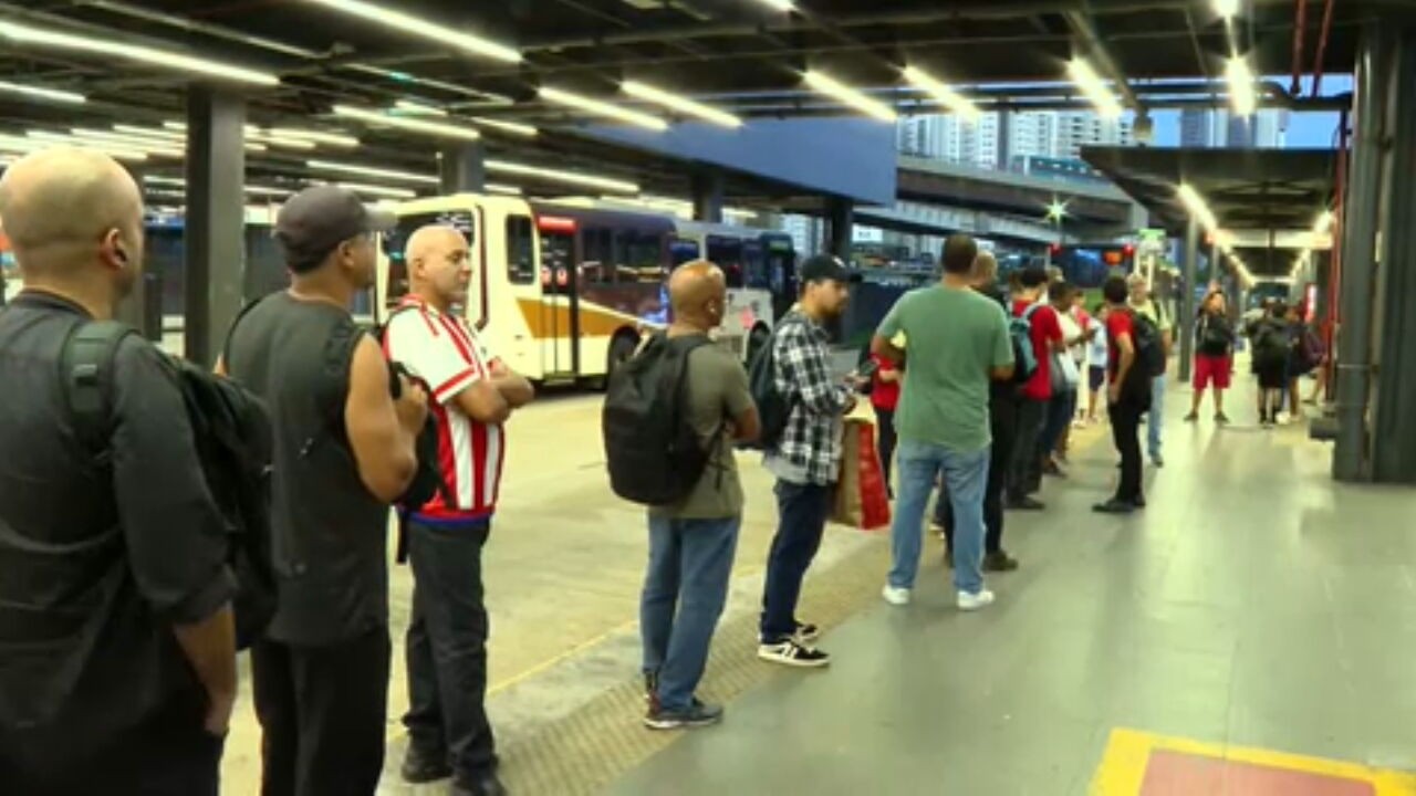 Greve de rodoviários: passageiros esperam até 90 minutos e sofrem com lotação em ônibus no Rio