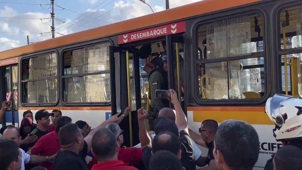 Confusão foi registrada após assembleia dos rodoviários no Recife — Foto: Luiz Felipe Matos/TV Globo