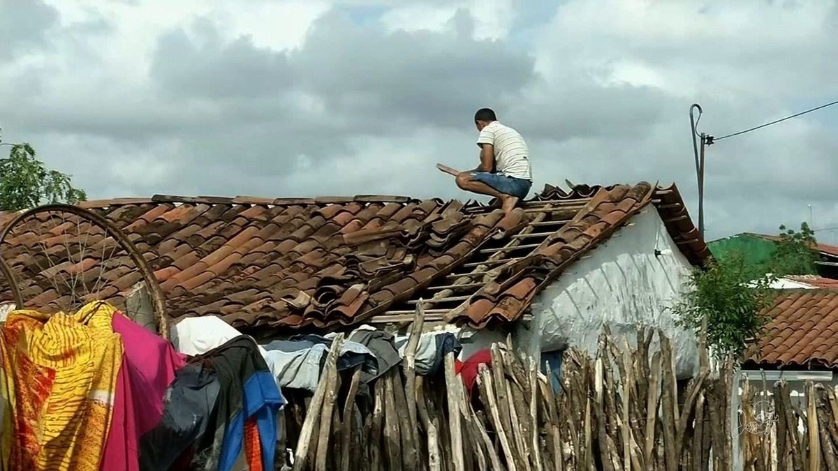 Vídeo - Restaurante fica totalmente destruído após chuva de granizo em  Araras, SP - Pedras 'cobriram' asfalto e assustaram moradores. Na zona  rural, galpão cedeu.