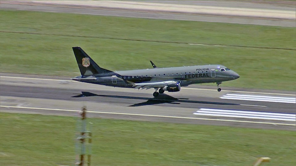 Avião da PF pousa no Galeão para transferir presos do CV — Foto: Genilson Araújo/TV Globo
