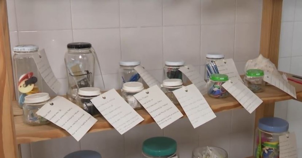 Objetos recicláveis retirados do mar pelo projeto de extensão da UFPB, em João Pessoa — Foto: TV Cabo Branco/Reprodução