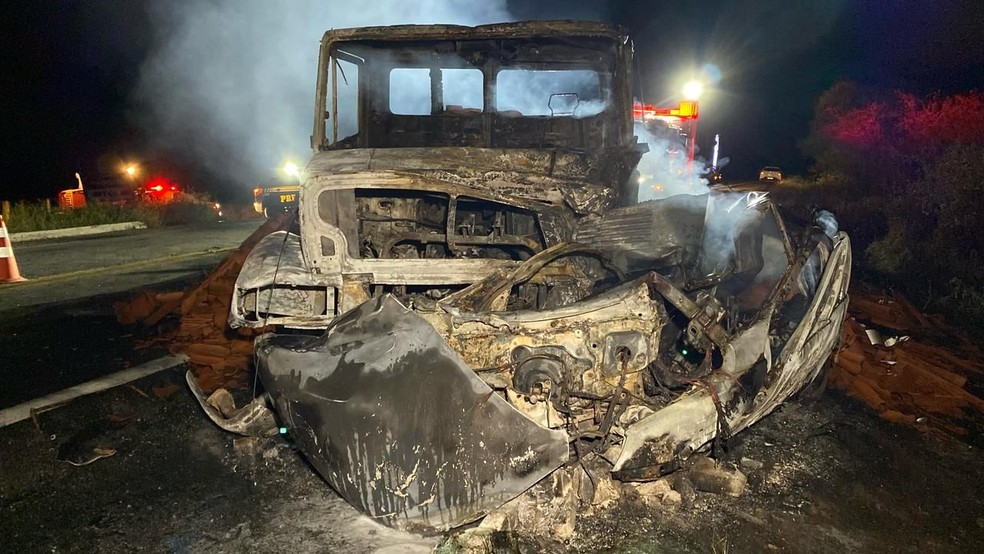 Motorista morre carbonizado em grave acidente envolvendo carro e caminhão, no Sertão da Paraíba — Foto: Beto Silva/TV Paraíba
