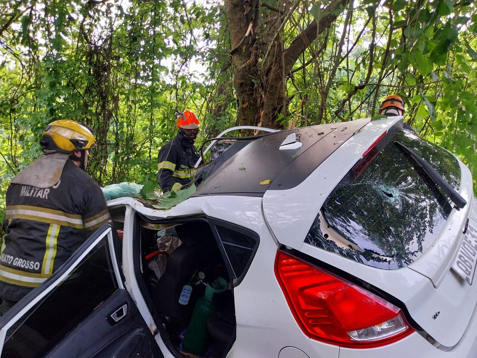 O carro em que as vítimas estavam saiu da pista e bateu contra uma árvore.  — Foto: Corpo de Bombeiros de Mato Grosso