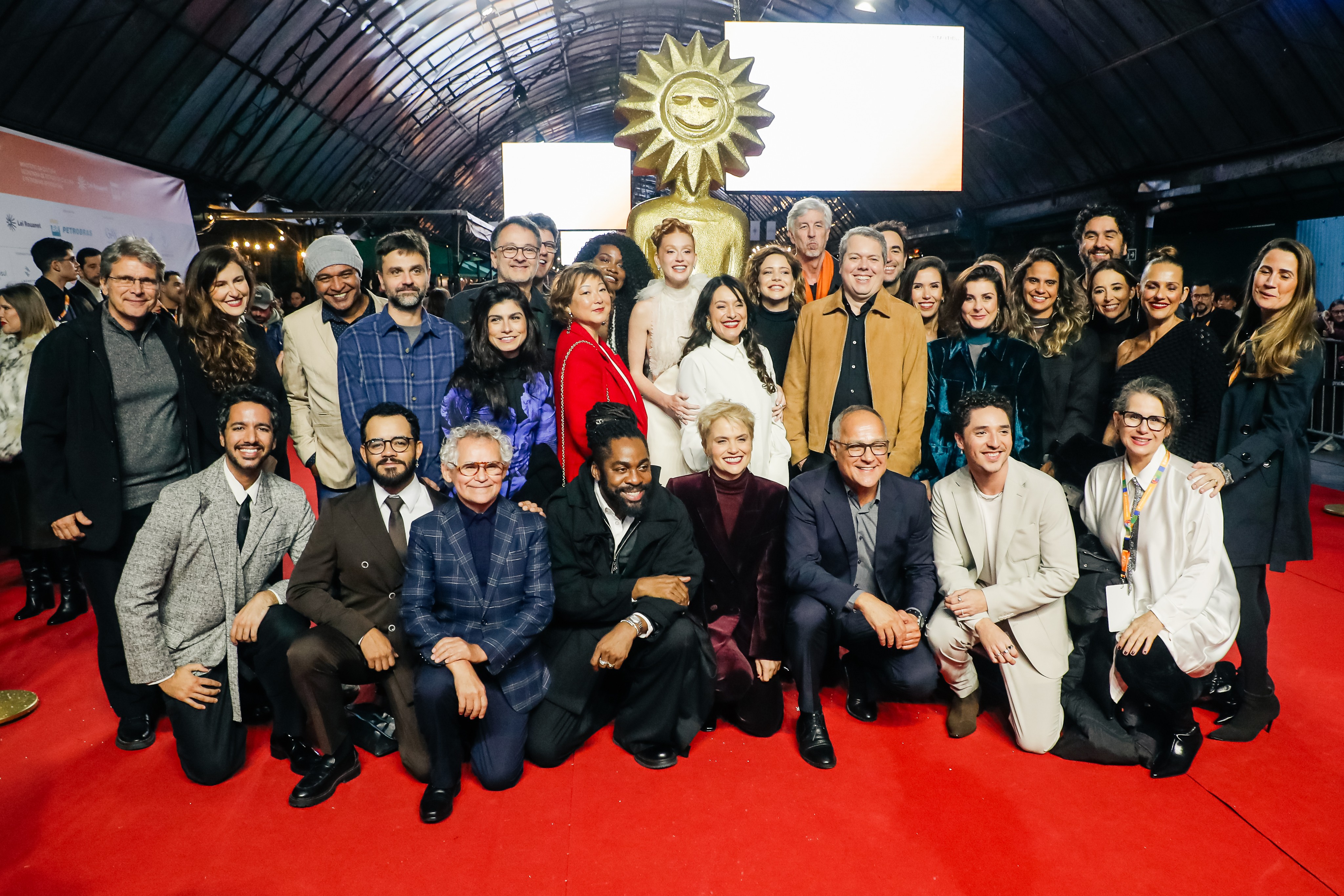 Com 'Antártida', Festival de Cinema de Gramado abre 54ª edição e elenco brilha no tapete vermelho