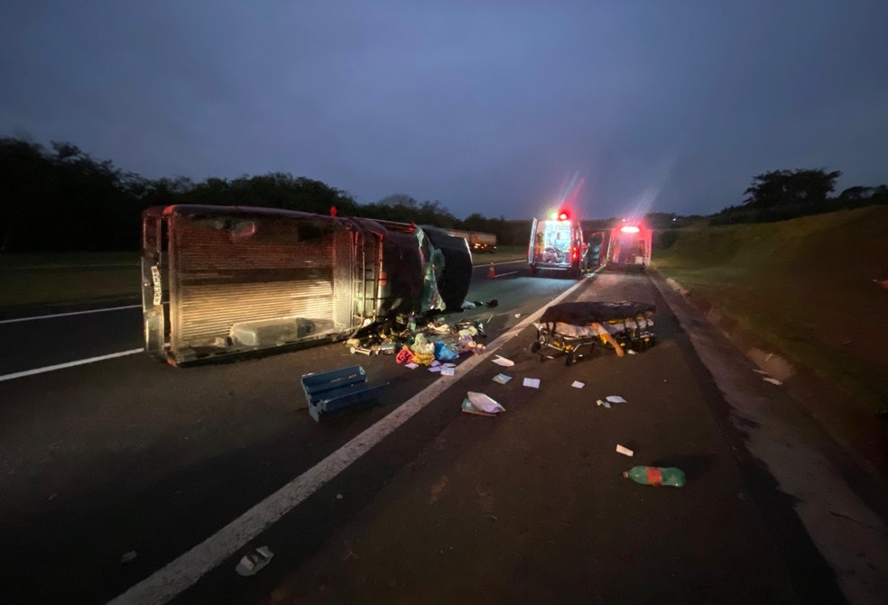 Idoso morre após capotar caminhonete na Rodovia Raposo Tavares (SP-270), em Rancharia (SP) — Foto: Polícia Militar Rodoviária