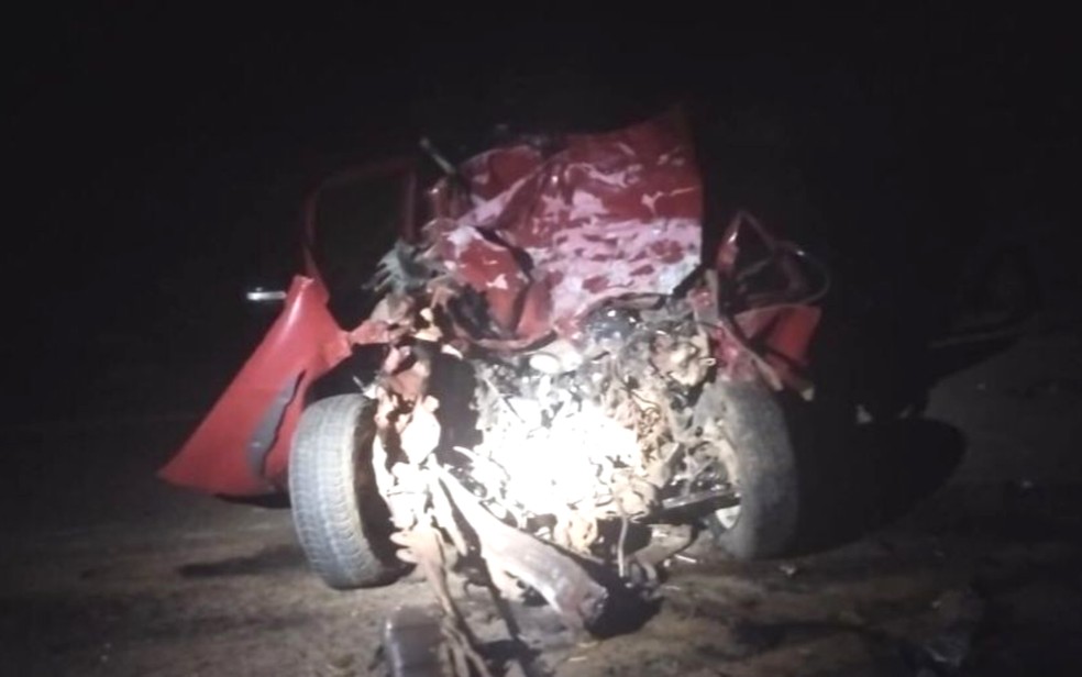 Carro ficou destrudo aps acidente na GO-334, entre Runiataba e Nova Amrica  Foto: Divulgao/Polcia Militar
