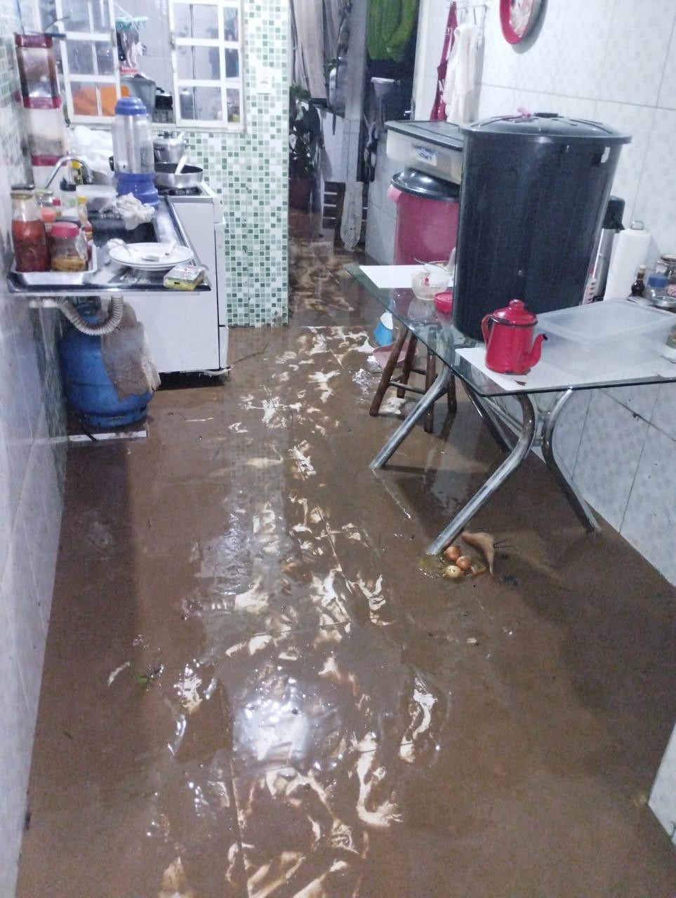 'Sem clima para festa', lamenta costureira que teve casa alagada durante temporal em Divinópolis, a poucos dias do Réveillon