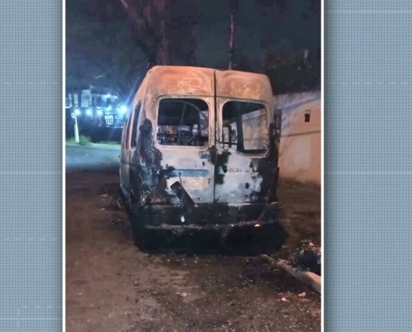 Van escolar com crianças perde freio, bate em árvore e pega fogo em avenida de Limeira
