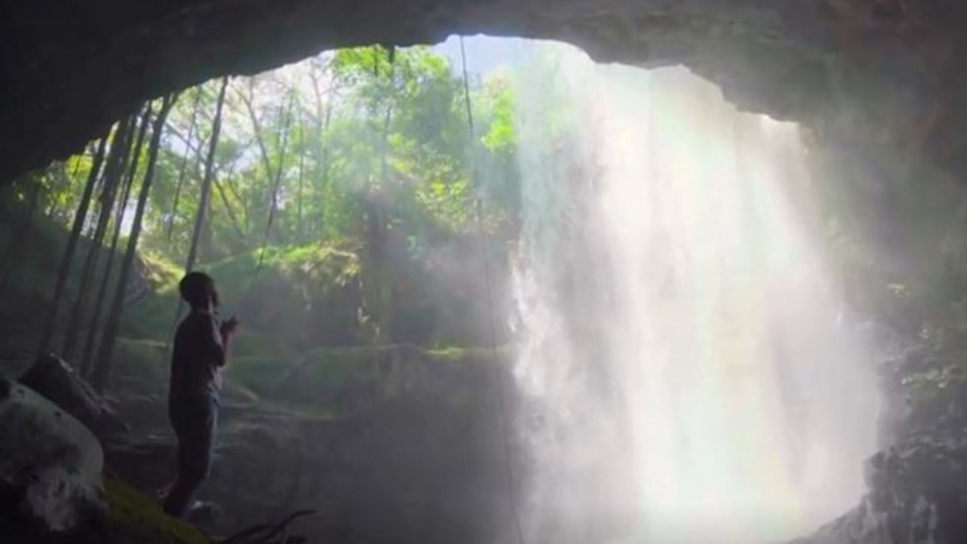 Cachoeira com pêndulo, fervedouro e cavernas: conheça cidade goiana famosa por turismo de aventura