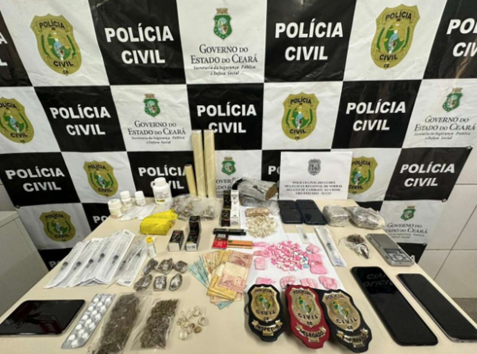 Foram apreendidos drogas, balanças de precisão, anabolizantes, dinheiro e celulares foram apreendidos pelos investigadores. — Foto: Polícia Civil