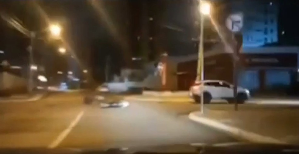 Detalhe de vídeo mostra que o veículo branco cruza a avenida na contramão — Foto: TV Cabo Branco/Reprodução