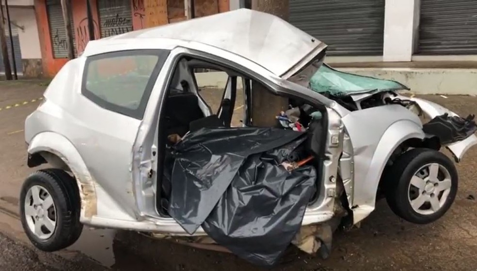 Carro destruído após colisão em São Leopoldo
