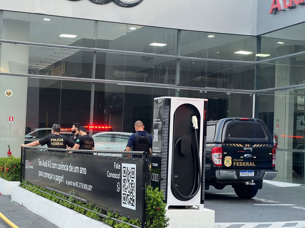 Agentes da PF cumprem mandados de busca e apreensão em concessionária de luxo no AM. — Foto: Karla Mendes/Rede Amazônica