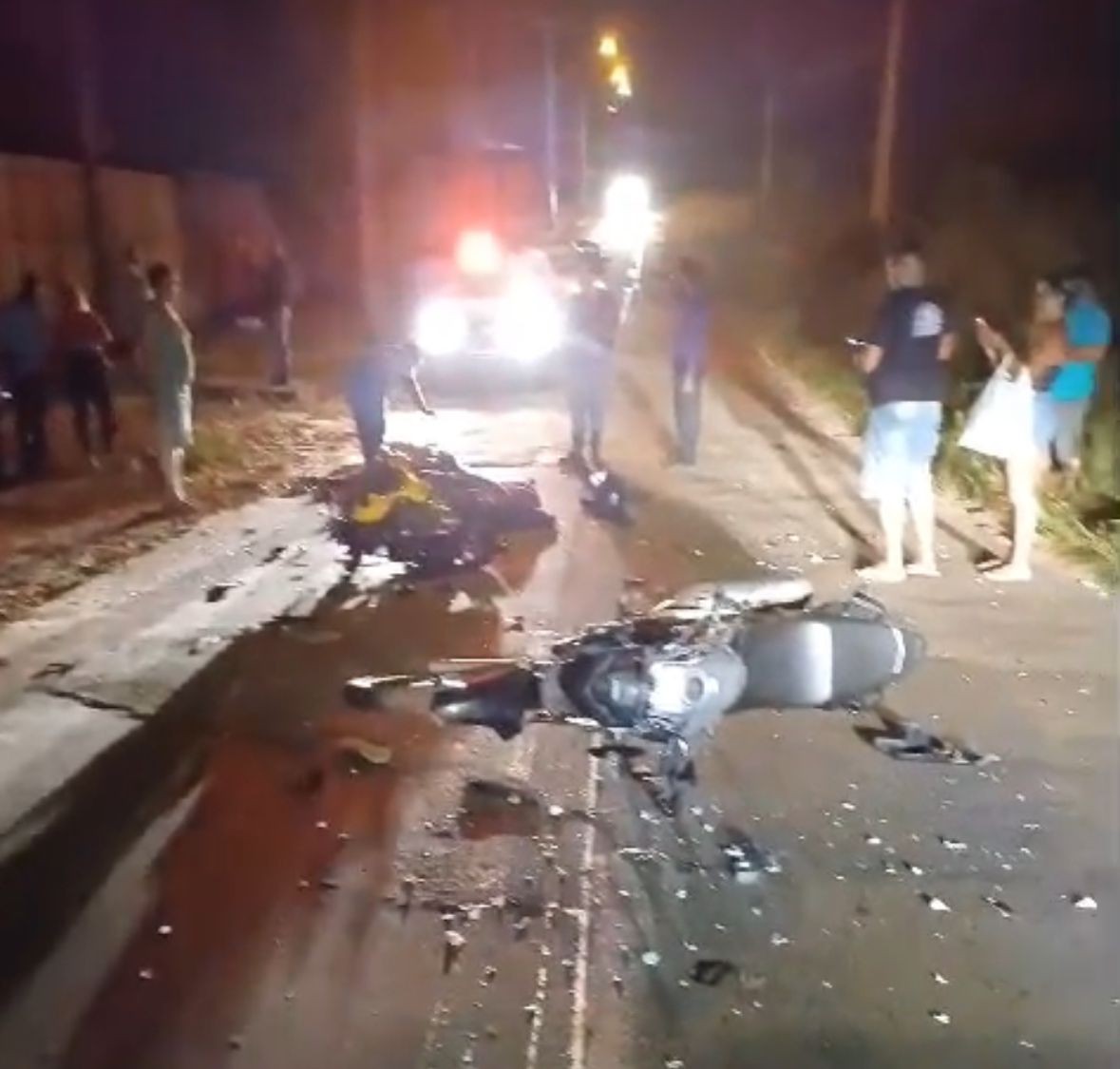 Colisão frontal entre duas motos deixa duas pessoas mortas e outra ferida na Estrada do Quebra-Pote em São Luís 