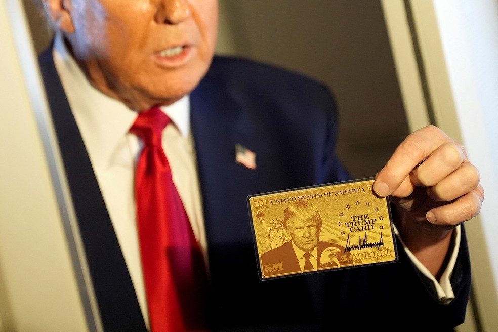 O presidente dos EUA, Donald Trump, segura um "cartão Trump" durante conversa com jornalistas em Miami, na Flórida, em 3 de abril de 2025. — Foto: Kent Nishimura/ Reuters